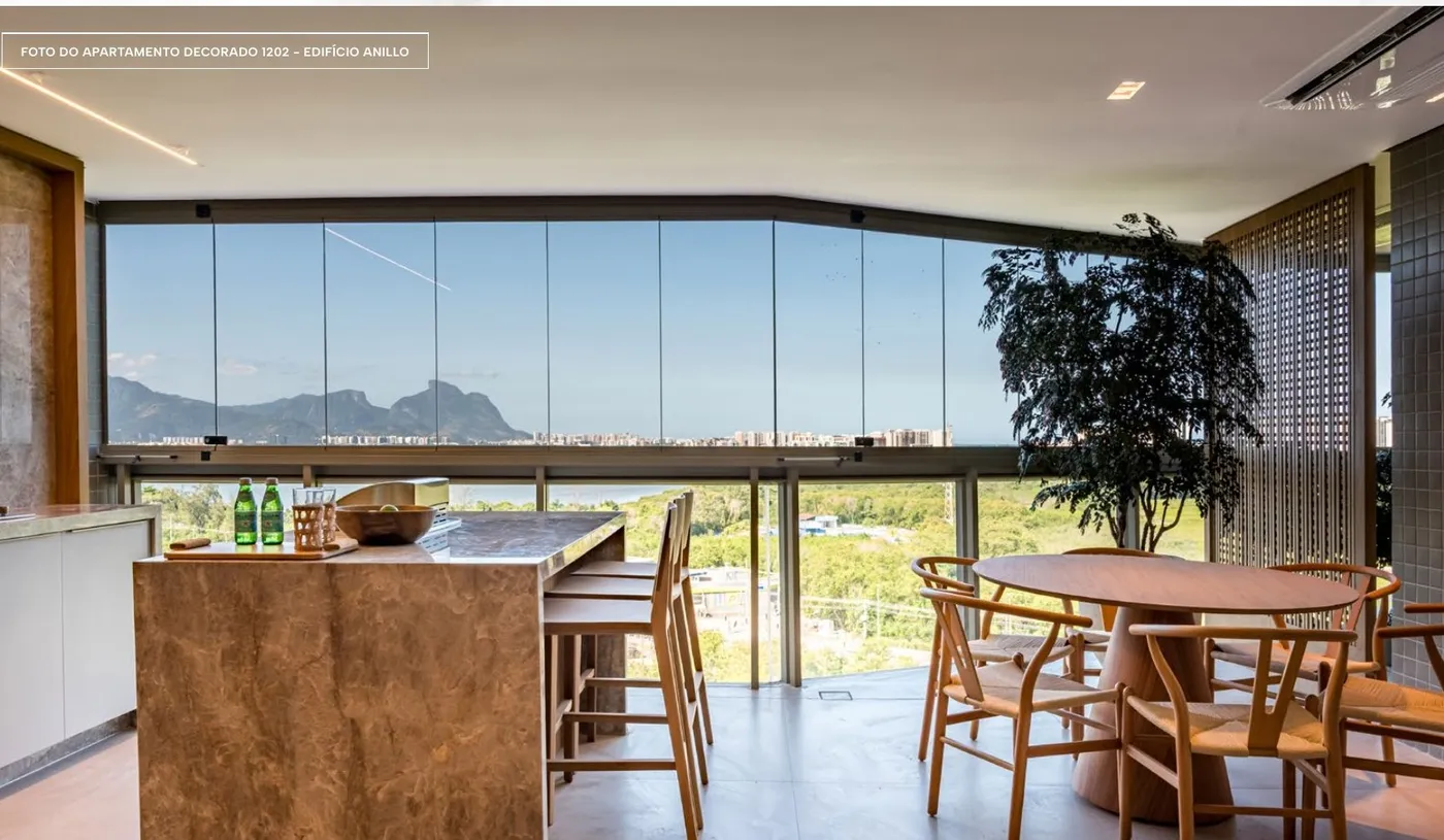 Varanda e living do apartamento decorado 1202 do Edifício Anillo, com vista para a lagoa e as montanhas